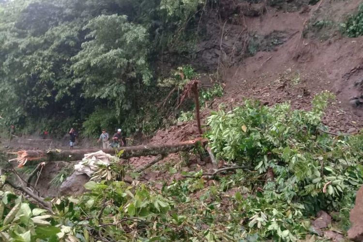 Akses jalan provinsi di Kabupaten Lebak, terputus karena tertimbun longsor Sabtu (29/5/2021).