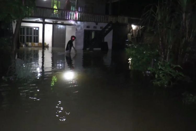 Banjir 1 Meter Rendam Kasur dan Perabotan Bangunkan Warga Dinihari Tadi