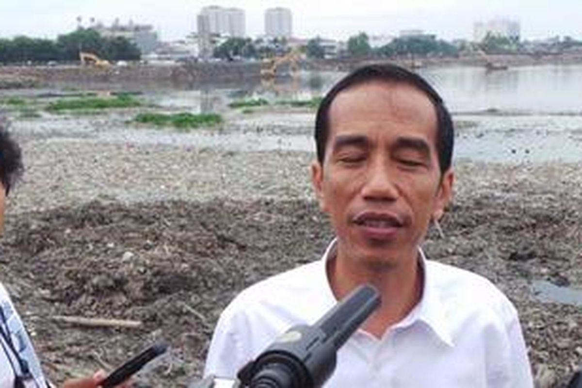 Gubernur DKI Jakarta Joko Widodo saat mengontrol proses normalisasi Waduk Pluit, Penjaringan, Jakarta Utara,  Senin (3/6/2013).