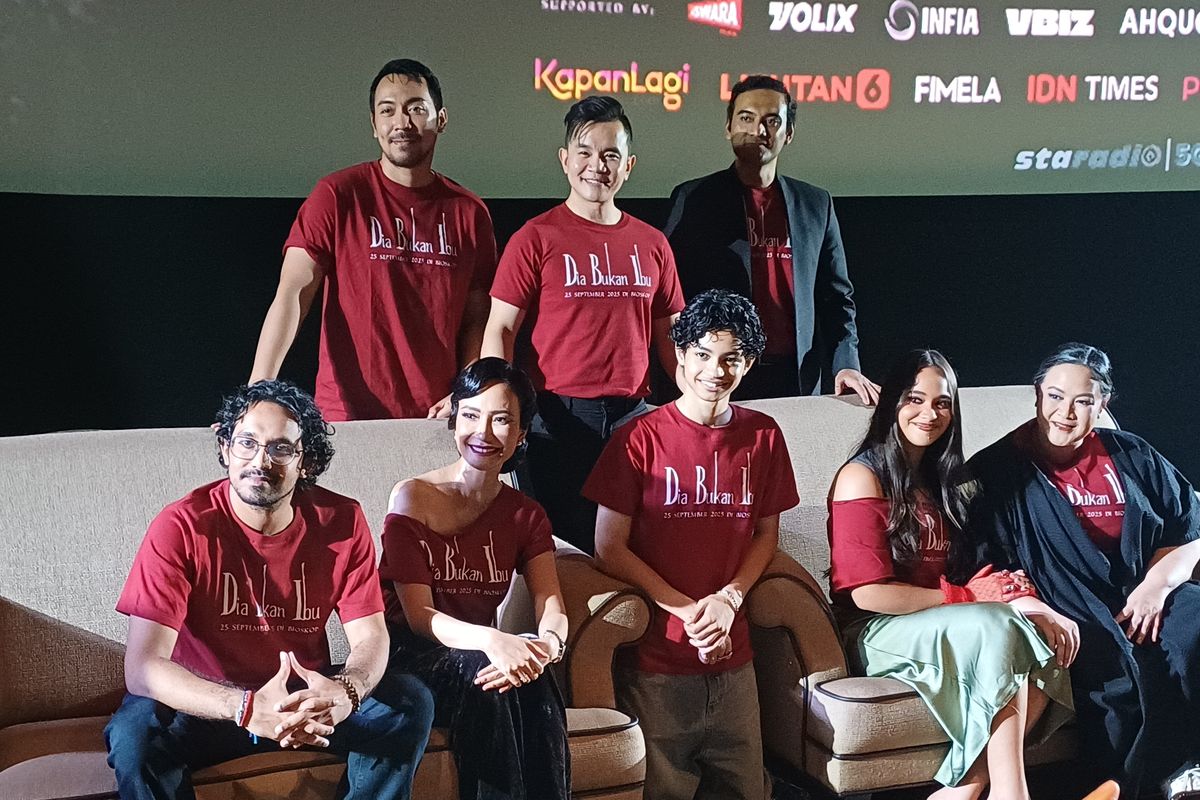 Deretan pemain dan filmmaker film Dia Bukan Ibu di Epicentrum XXI, Jakarta Selatan, Jumat (12/9/2025).
