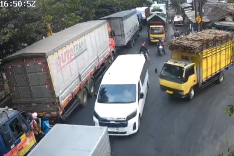 8 Hari Macet di Ketapang, Kendaraan Cuma Bergeser 50 Meter dalam 30 Menit
