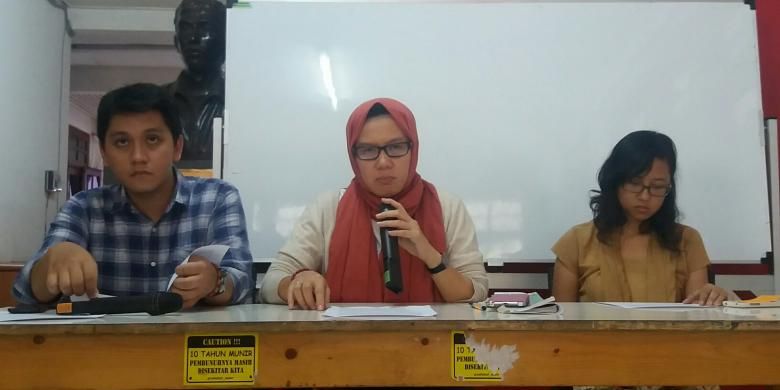 Wakil Koordinator Bidang Advokasi Kontras Tioria Pretty (kanan) di Kantor KontraS Jl. Kramat II, Senen, Jakarta, Rabu (21/10/2015)