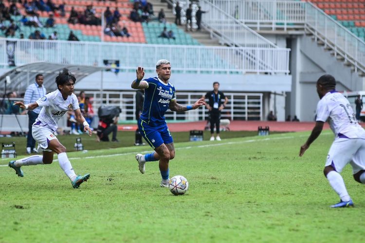 Penyerang Persib Bandung asal Brasil, Ciro Alves (tengah), berebut bola dengan pemain Persik Kediri. Laga Persib Bandung vs Persik Kediri pada pekan ke-29 Liga 1 2022-2023 tersebut digelar di Stadion Pakansari, Bogor, pada Rabu (8/3/2023) sore WIB.