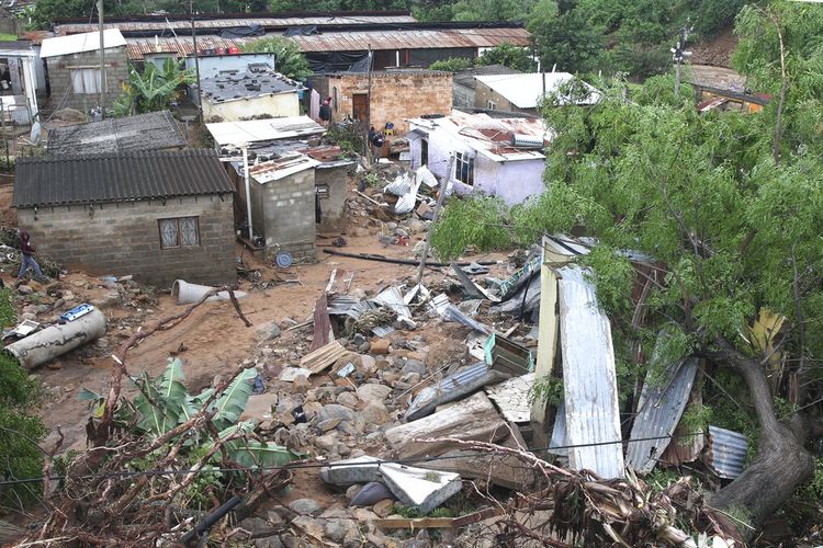 Rumah-rumah warga tersapu banjir di Ntuzuma, Durban, Afrika Selatan, Selasa (12/4/2022). Hujan berkepanjangan dan banjir di Provinsi KwaZulu-Natal Afrika Selatan telah merenggut puluhan nyawa, menurut pejabat setempat.