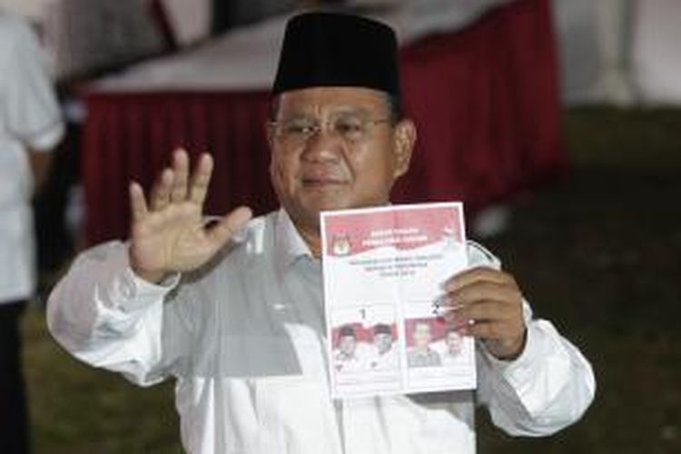 Calon presiden nomor urut 1 Prabowo Subianto menunjukkan surat suaranya saat menggunakan hak pilihnya pada Pemilu Presiden 2014 di tempat pemungutan suara (TPS) 02 Bojong Koneng, Hambalang, Bogor, Jawa Barat, Rabu (9/7/2014). KOMPAS IMAGES/KRISTIANTO PURNOMO