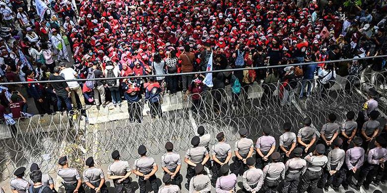 Hundreds of protesters from various organizations during the commemoration of the 2019 International Labor Day in Jakarta, Wednesday, Mei 1, 2019. 