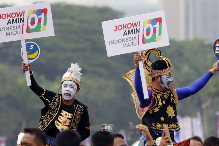 Sejumlah pendukung pasangan capres-cawapres pada Deklarasi Kampanye Damai dan Berintegritas di Kawasan Monas, Jakarta, Minggu (23/9/2018). Deklarasi tersebut bertujuan untuk memerangi hoaks, ujaran kebencian dan politisasi SARA agar terciptanya suasana damai selama penyelenggaraan Pilpres 2019.