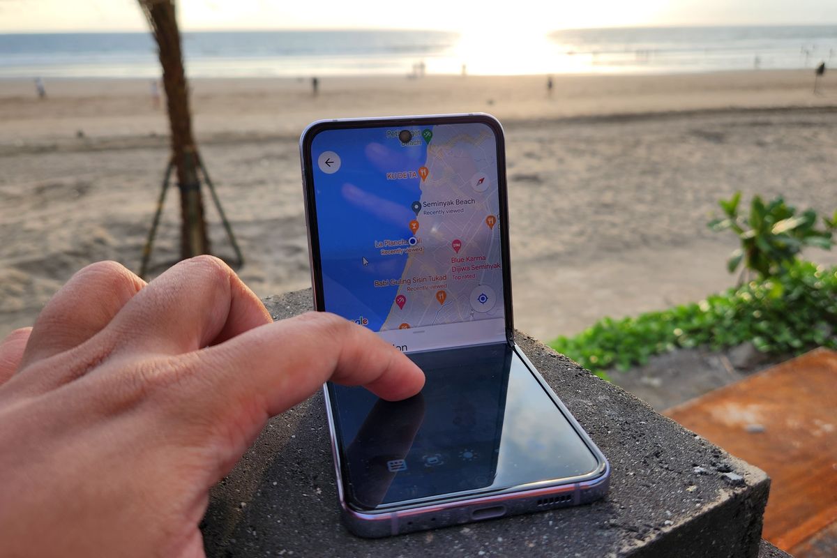 Galaxy Z Flip 4 menampilkan mode Flex Mode di aplikasi Google Maps.