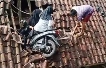 Video Viral 2 Siswi SD Naik Motor "Nyungsep" di Atap Saat Ngabuburit