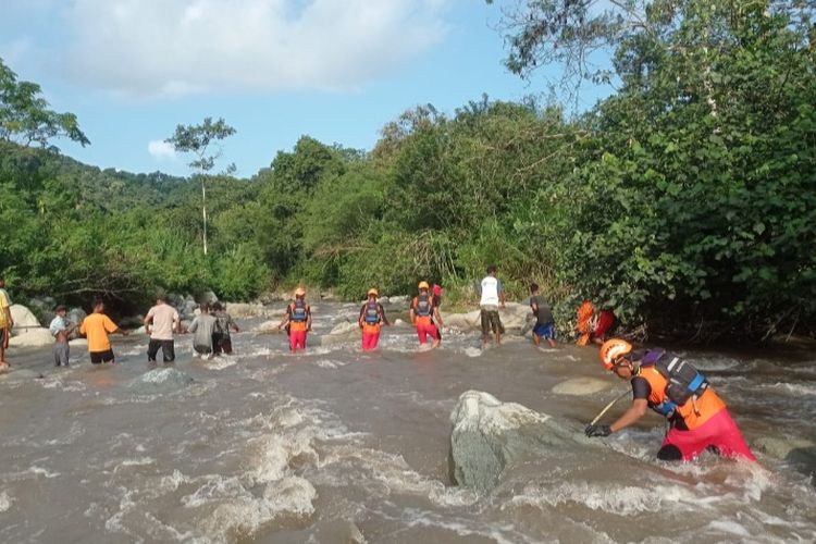 Foto: Tim SAR gabungan saat mencari korban di sungai Lowo Mego, Desa Bhera, Kecamatan Mego, Kabupaten Sikka, Jumat (1/4/2022).