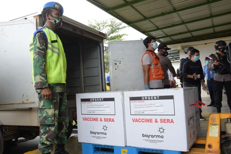 Doses of Sinovacs Covid-19 vaccine arrives in Tanjungpinang, the provincial capital of the Riau Islands Province on Tuesday (5/1/2021)