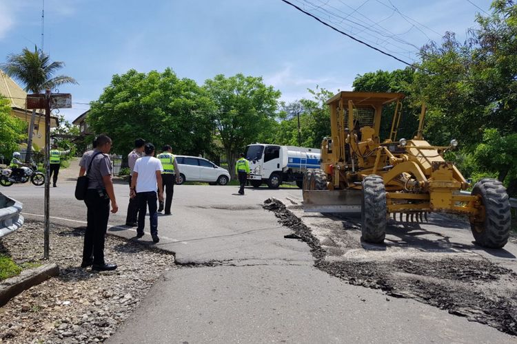 Jalan rusak di Jalan Inaboi, Kupang, Nusa Tenggara Timur 