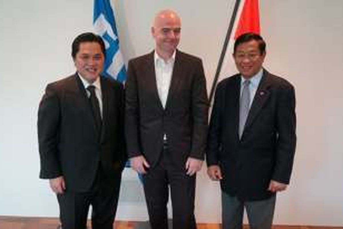 (dari kiri ke kanan) Ketua Komite Olimpiade Indonesia (KOI) Erick Thohir, Presiden FIFA Gianni Infantino, dan Ketua Ad Hoc Agum Gumelar menjalani pertemuan untuk membahas nasib sepak bola Indonesia di Zurich, Swiss, 26 April 2016.
