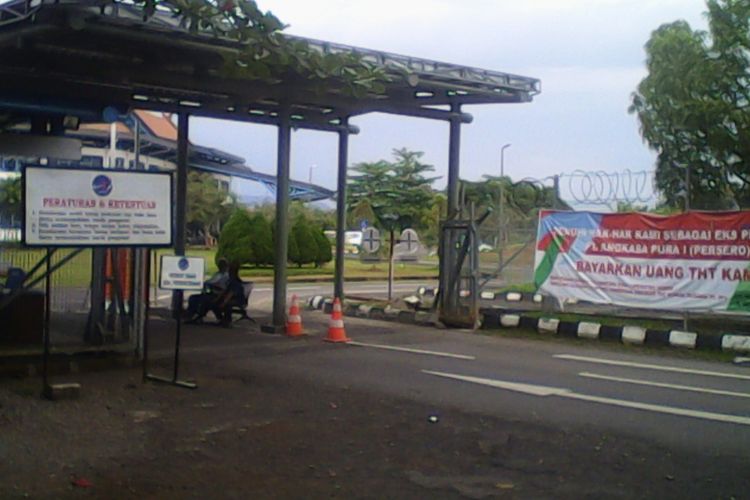 Spanduk tuntutan eks karyawan PT Angkasa Pura 1 terpasang di Bandara Internasional Sultan Hasanuddin, Makassar.