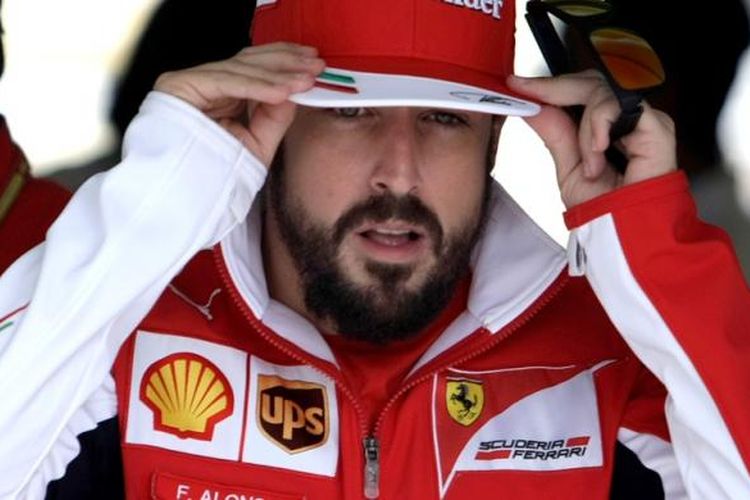 Pebalap Ferrari asal Sapnyol, Fernando Alonso, tida di Sirkuit Interlagos, Sao Paulo, jelang GP Brasil, Kamis (6/11/2014).