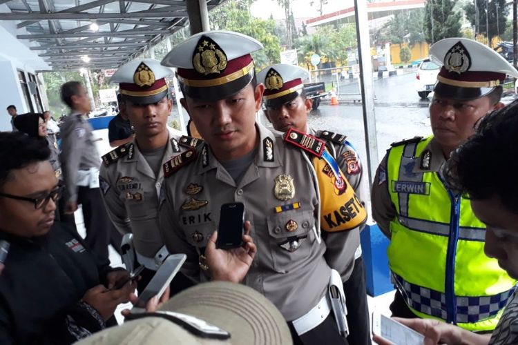 Kasatlantas Polres Garut AKP Erik Bangun Prakasa saat diwawancara wartawan