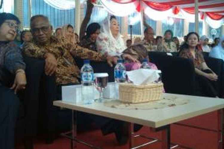 Menteri Lingkungan Hidup dan Kehutanan Siti Nurbaya, Menteri Sosial Khofifah Indar Parawangsa, dan Menteri Pemberdayaan Manusia dan Kebudayaan hadir bersama Ketua sementara KPK Taufiequrachman Ruki dalam acara 
