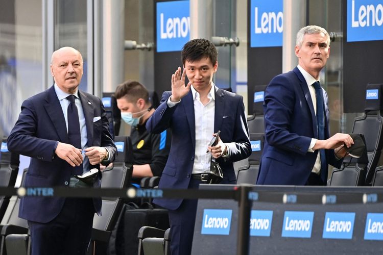 CEO Inter Milan Giuseppe Marotta bersama Presiden Inter Steven Zhang dan Manajer Delegasi Alessandro Antonello menghadiri laga Liga Italia Inter Milan vs Sampdoria pada 8 Mei 2021 di Giuseppe Meazza.