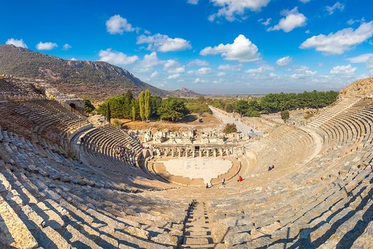 Teater kuno yang masih berdiri megah di Ephesus, Izmir, Turki.