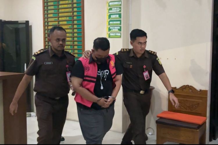 NAF, salah satu pelaku kasus dugaan kredit fiktif bank BUMN Unit Pasar Pon Ponorogo dijadikan tersangka oleh Kejaksaan Negeri Ponorogo. Kejari Ponorogo menetapkan 2 tersangka baru, NAF dan DSKW dalam kasus dugaan kredit fiktif bank BUMN Pasar Pon.
