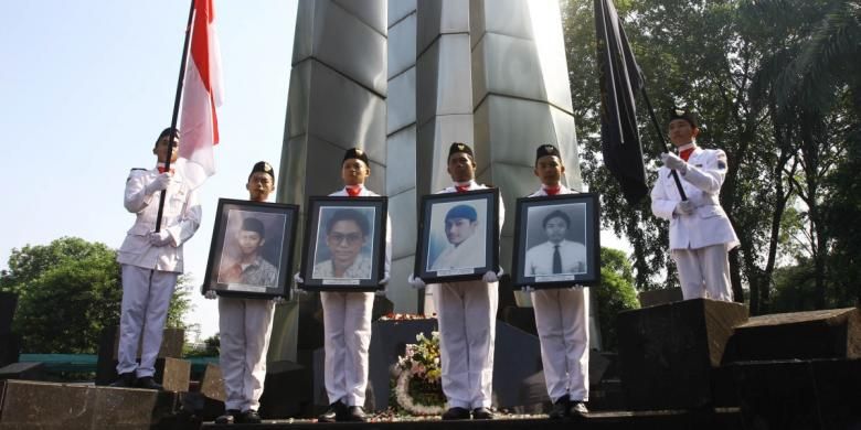 Civitas Akademika Universitas Trisakti memperingati 17 tahun tragedi 12 Mei 1998 di Universitas Trisakti, Grogol, Jakarta Barat, Selasa (12/5/2015). Kegiatan tersebut untuk mengenang kembali empat mahasiswa Trisakti yang meninggal saat melakukan aksi memperjuangkan reformasi pada Mei 1998.