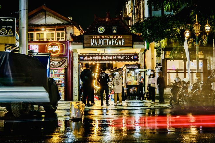Langkahkan kaki Anda ke Kampoeng Heritage Kajoetangan di Jalan Jenderal Basuki Rahmat. Kawasan ini merupakan mesin waktu yang menampilkan arsitektur kolonial Belanda dan gang-gang sempit yang estetis