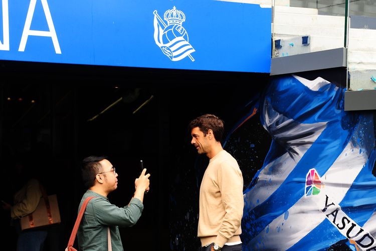 KOMPAS.com saat mewawancarai legenda Real Sociedad, Xabi Prieto, di Reale Arena, Jumat (2/5/2025).