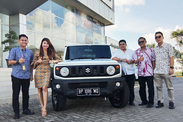 Suzuki Indomobil Batam, PT. Rodamas Makmur Motor secara resmi meluncurkan mobil offroad 4x4 yang sangat legendaris yaitu Suzuki Jimny ke jalanan Batam, Kepulauan Riau. Hadirnya Suzuki Jimny terbaru ini semakin melengkapi deretan mobil Sport Utility Vehicle (SUV) iconic di Indonesia.