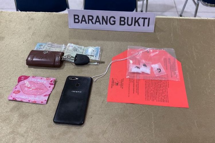 Seorang oknum guru asal Kabupaten Melawi, Kalimantan Barat (Kalbar), berinisial AH ditangkap polisi atas dugaan mengedarkan narkotika jenis sabu di Kabupaten Sintang. 