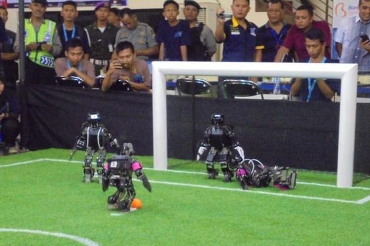 Robot Sepak Bola Indonesia, Salah Satu Divisi Yang Dipertandingkan Dalam Kontes Robot Indonesia (KRI) Regional IV, di Kampus Politehnik Negeri Jember, Jawa Timur, Sabtu (7/5/2016).