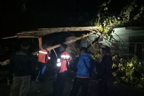 Puting Beliung Rusak Rumah Warga di Asahan, Tower dan Tiang Listrik Roboh 