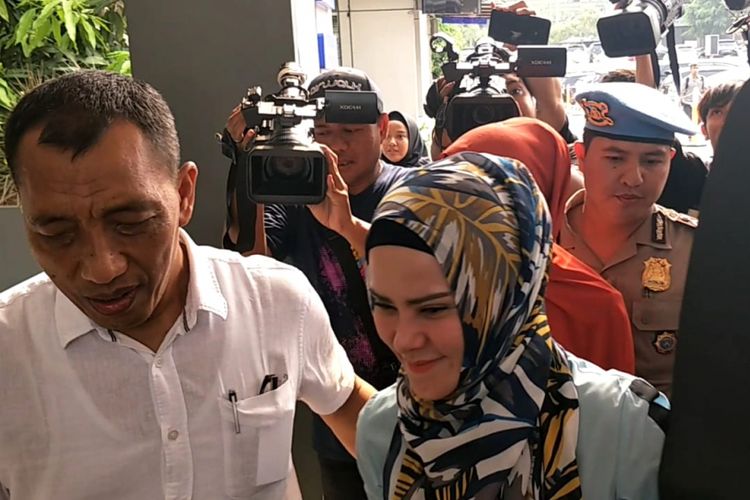 Angel Lelga saat mendatangi Polda Metro Jaya, Jakarta Selatan bersama kuasa hukumnya, I Nyoman Adi Peri, Rabu (21/11/2018).