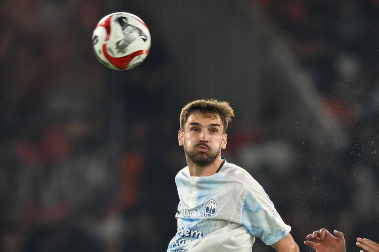 Pesepak bola Persija Jakarta Van Basty Sousa (tengah) berebut bola dengan pesepak bola PSIM Yogyakarta Nermin Haljeta (kiri) dalam pertandingan lanjutan Super League 2025 di Stadion Utama Gelora Bung Karno (SUGBK), Jakarta, Jumat (28/11/2025). ANTARA FOTO/Rivan Awal Lingga/app/YU