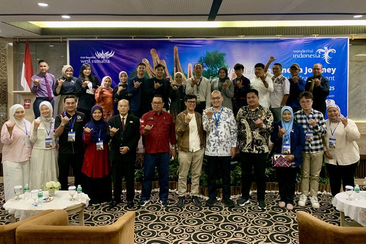Kementerian Pariwisata (Kemenpar) menggaet tujuh travel agent atau travel operator (TA/TO) asal Malaysia untuk mempromosikan wisata Sumatera Barat. Kegiatan Familiarization Trip (Famtrip) bertajuk ?Wonderful Indonesia Journey? ini berlangsung hampir sepekan pada 27-31 Oktober 2025.