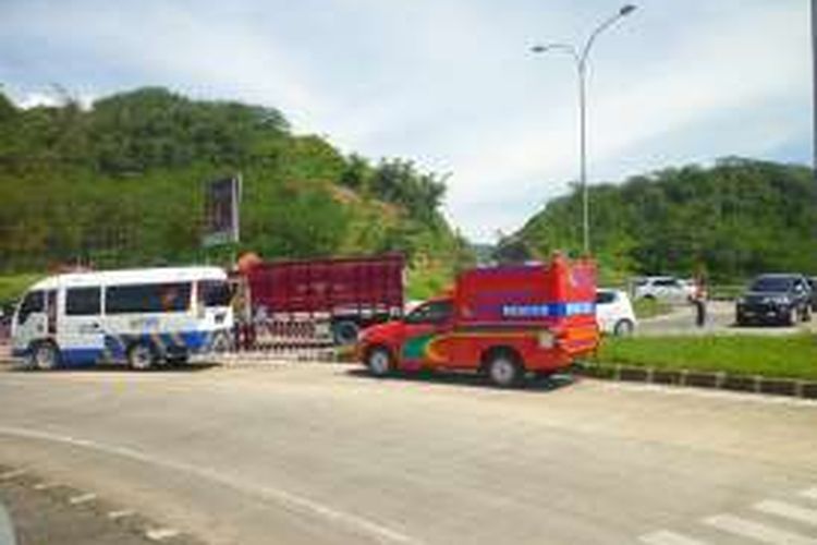 Mobil Rescue (merah) dan  mobil Ambulan (putih) milik PT TMJ disiagakan di exit Tol Ungaran, Kamis (5/5/2016) siang untuk mengurai kemacetan.
