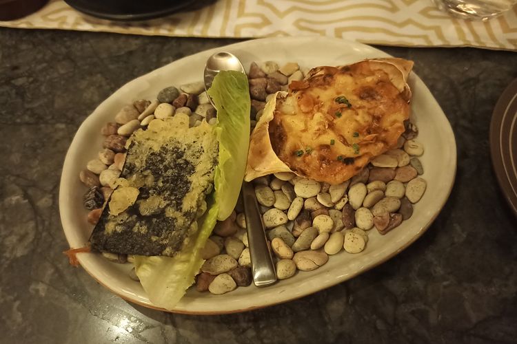 Warm Blue Crab Dip, salah satu menu yang disajikan di Vong Kitchen di hotel Alila SCBD Jakarta sebagai hasil kolaborasi dengan restoran Wayan by Cédric Vongerichten di New York, Amerika Serikat, pada Rabu (13/3/2024).