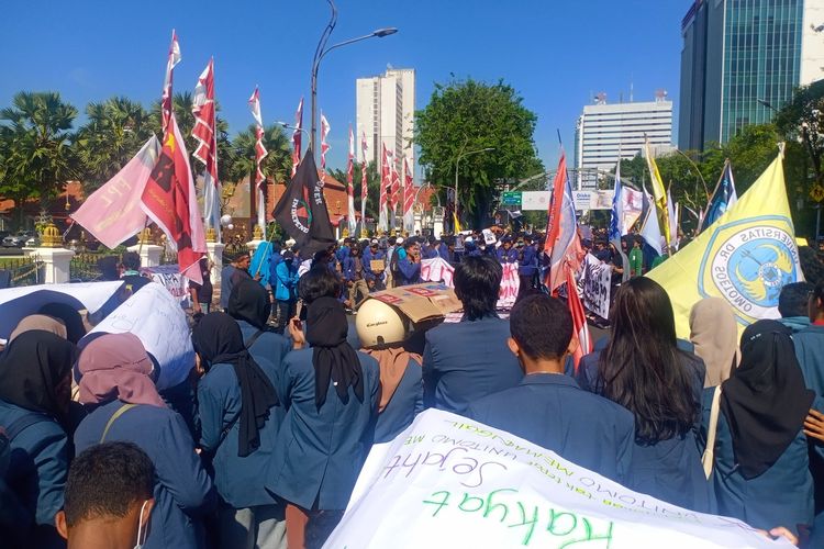 Ribuan mahasiswa dari berbagai perguruan tinggi di Surabaya, Jawa Timur, serta kelompok organisasi pemuda dan buruh menggelar aksi demonstrasi di Gedung Negara Grahadi Surabaya, pada Rabu (14/9/2022) sore.