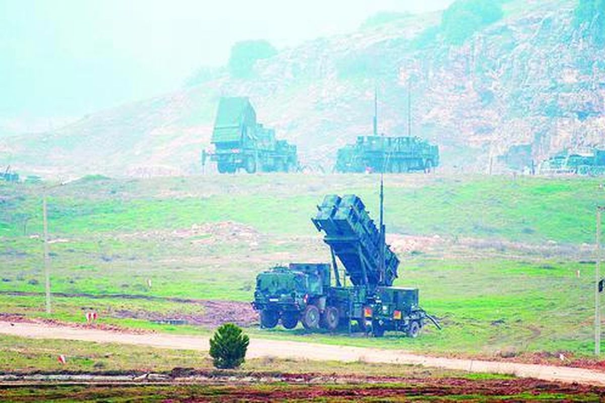 Unit peluncur rudal darat ke udara Patriot disiagakan di Kahramanmaras, Turki, Sabtu (23/2), di tengah kunjungan Menteri Pertahanan Belanda Jeanine Hennis-Plasschaert dan Menteri Pertahanan Jerman Thomas de Maiziere ke wilayah itu. Sekitar 300 tentara Jerman serta unit peluncur rudal dari Amerika Serikat dan Belanda ditempatkan di dekat perbatasan Turki dan Suriah untuk mencegah serangan misil dari Suriah.