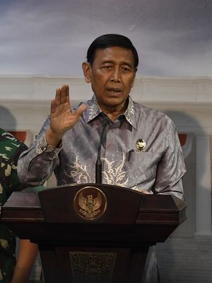 Menkopolhukam Wiranto (tengah) bersama Kapolri Jenderal Pol Tito Karnavian (kanan) dan Panglima TNI Marsekal TNI Hadi Tjahjanto (kiri) menyampaikan keterangan usai rapat terbatas dengan Presiden Joko Widodo terkait Papua dan Papua Barat di Kantor Presiden, Jakarta, Jumat (30/8/2019). Presiden menyampaikan arahan kepada aparat untuk melindungi harkat dan martabat rakyat Papua, segera memperbaiki sarana prasarana yang rusak, serta menindak tegas pelaku anarkisme dan rasialisme. ANTARA FOTO/Puspa Perwitasari/nz.