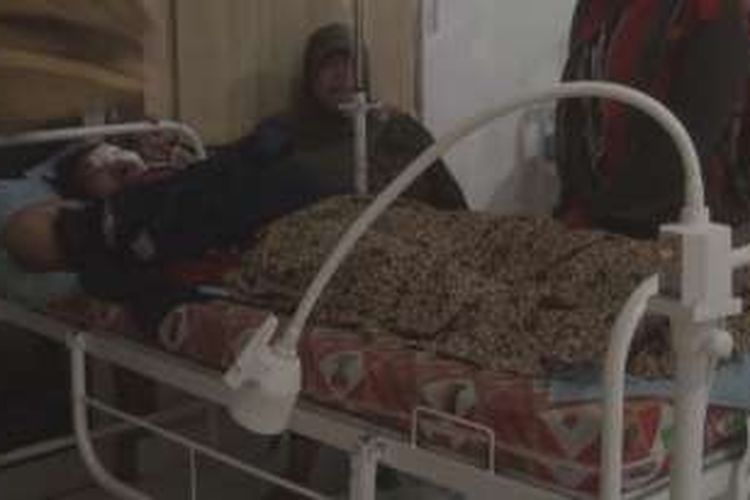 Salah satu korban lakalantas tabrakan beruntun di jalinteng Palembang-Prabumulin dirawat di sebuah klinik di Indralaya Ogan ilir