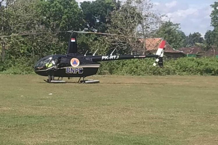 Helikopter milik Badan Nasional Penanggulangan Bencana (BNPB) terpaksa melakukan pendaratan darurat di Lapangan bola Desa Panunggalan, Kecamatan Pulokulon, Kabupaten Grobogan, Jawa Tengah, Rabu (16/6/2021) siang.