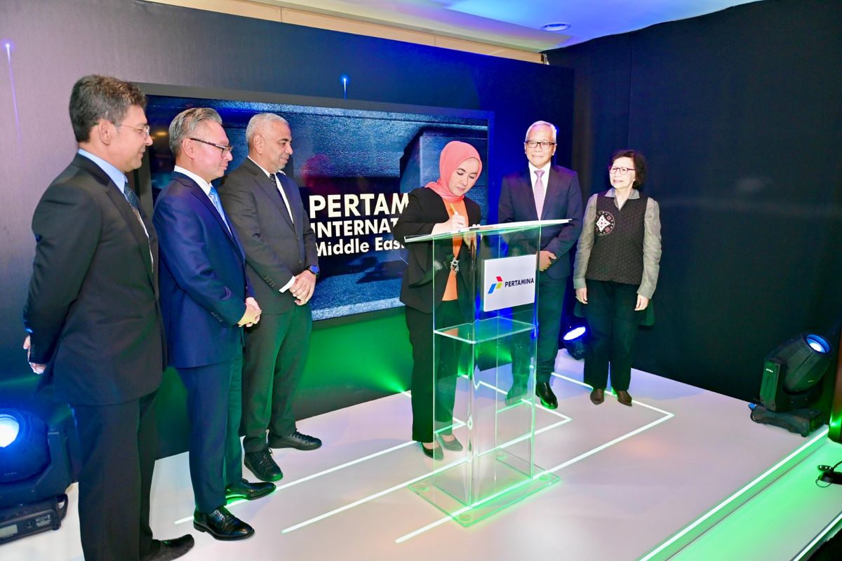 Direktur Utama Pertamina Nicke Widyawati melakukan penandatanganan saat acara Peresmian Kantor Cabang PT Pertamina EP (PIEP) di Dubai, Uni Emirat Arab, Selasa (2/7/2024).