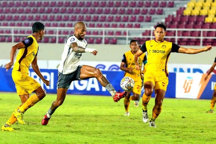 Pemain Persib Bandung David da Silva mengontrol bola yang dijaga pemain Persikabo 1973 Andy Setyo saat pertandingan pekan ke-17 Liga 1 2022-2023 yang berakhir dengan skor 1-1 di Stadion Manahan Solo, Sabtu (24/12/2022) malam.