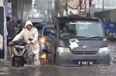 Benarkah Motor Harus Didorong Saat Melewati Jalan Banjir?