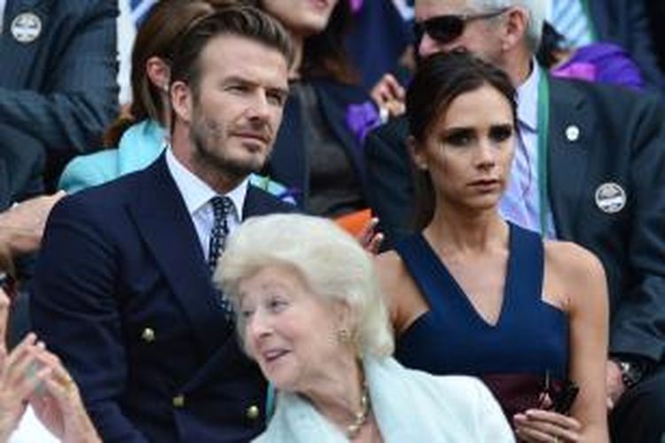 Mantan pesepak bola asal Inggris, David Beckham, dan istrinya, Victoria, duduk di Royal Box Centre Court All England Tennis Club London, menyaksikan laga final Wimbledon antara Novak Djokovic dan Roger Federer, Minggu (6/7/2014).