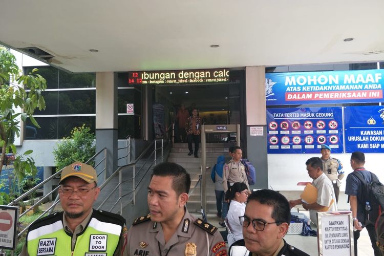 Kepala BPRD DKI Jakarta Faisal Syafruddin (paling kiri) di Polda Metro Jaya, Jakarta Selatan, Selasa (12/11/2019).