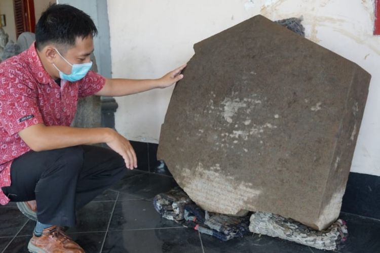 Prasasti bertuliskan aksara jawa kuno yang ditemukan di Situs Gemekan, Kabupaten Mojokerto, Jawa Timur. Prasasti itu kini disimpan di Kantor Balai Pelestarian Cagar Budaya (BPCB) Jawa Timur.