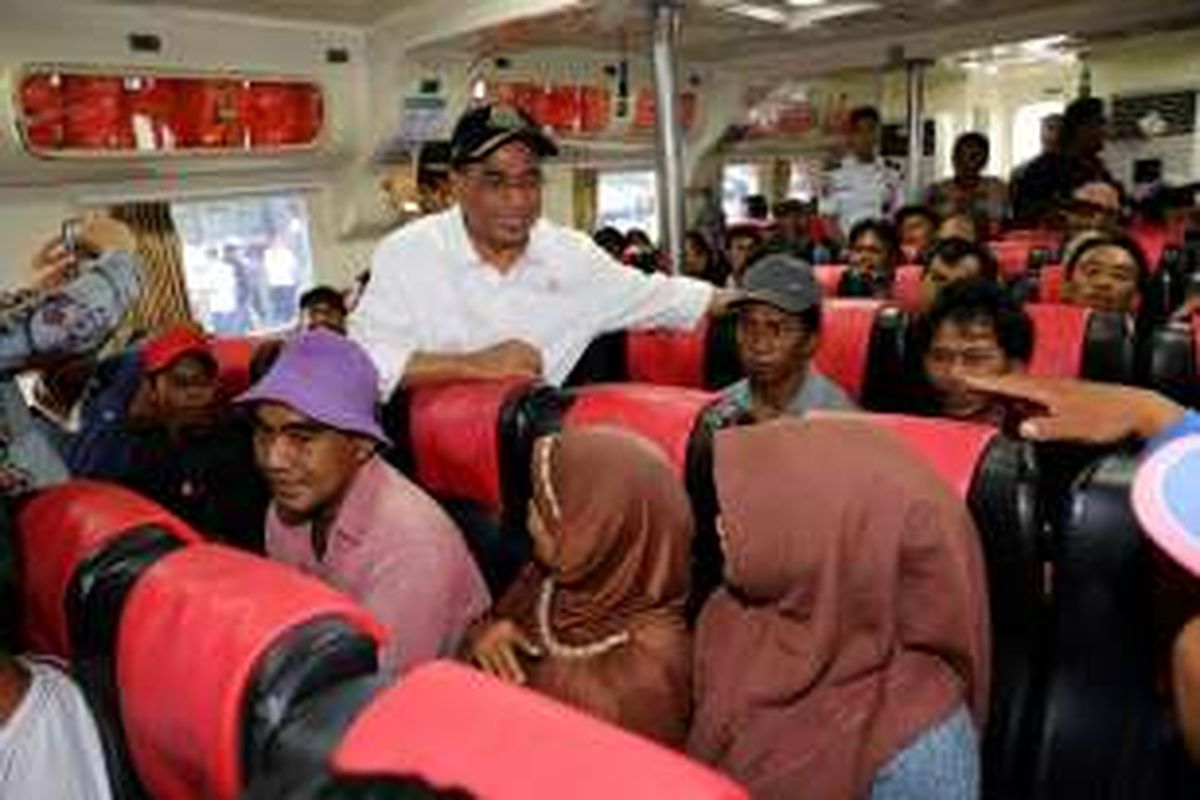 Menteri Perhubungan (Menhub) Budi Karya Sumadi berbincang dengan penumpang saat kapal KM Express Bahari 3B menuju Kepulauan Seribu di Pelabuhan Sunda Kelapa, Jakarta Utara, Selasa (10/1/2017). PT Pelni telah mengoperasikan 26 kapal penumpang yang melayari 90 lebih pelabuhan di Indonesia. PT Pelni juga mengoperasikan enam kapal Tol Laut dan 46 kapal perintis yang keduanya merupakan penugasan resmi dari Pemerintah.