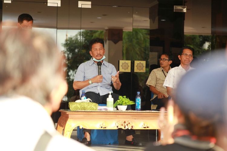 Wali Kota Batam, HM Rudi mengatakan lebih dari dua ribu warga Batam, Kepulauan Riau (Kepri) diketahui mengalami demam tinggi, batuk, mual-mual dan muntah-muntah yang identik dengan gejala awal virus corona atau covid-19.