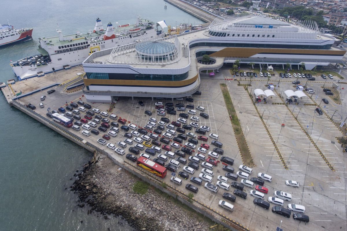 Foto udara kendaraan pemudik tujuan Sumatera antre memasuki kapal Roro di Dermaga Eksekutif Sosoro Pelabuhan Merak, Banten, Minggu (2/6/2019). Terhitung sejak H-7 hingga H-4 pukul 08.00 jumlah penumpang yang menyeberang dari Pelabuhan Merak ke Pelabuhan Bakauheni Lampung sebanyak 400.309 orang. ANTARA FOTO/Hafidz Mubarak A/hp.